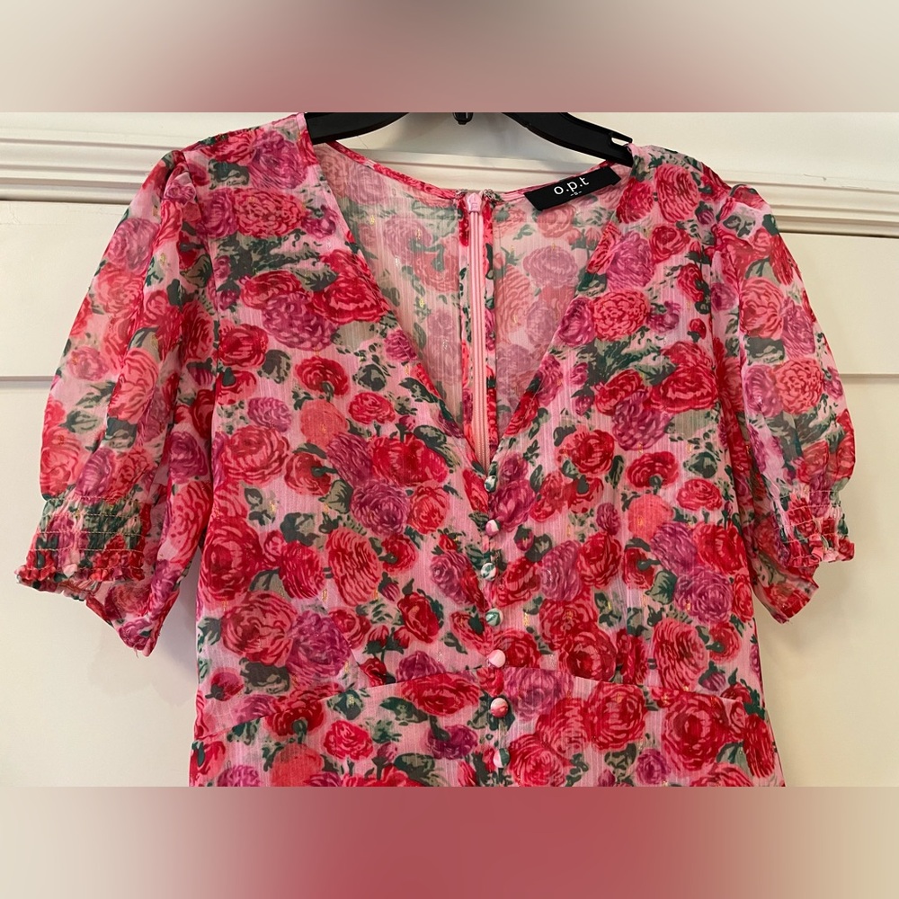 OPT size S cocktail dress. Bright pink’s, reds and a beautiful gold tinsel glean